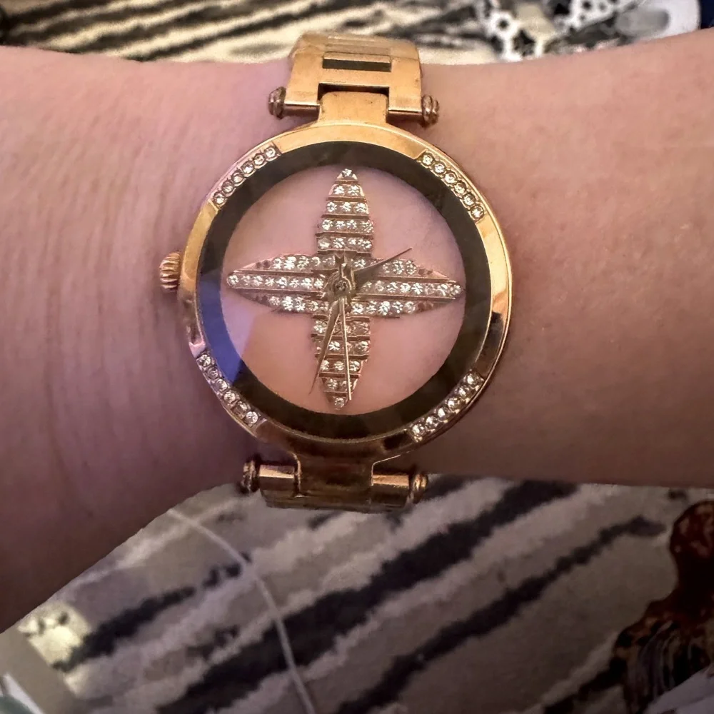 Rose Gold Quartz Watch with Sparkling 3D Four-Leaf Clover & Rhinestone Dial - Picture 6 of 10